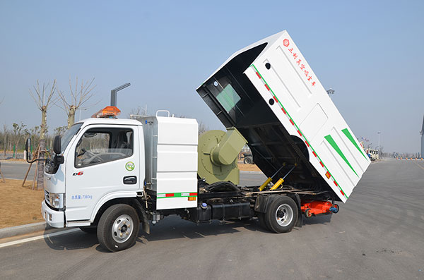 道路多功能灑水吸塵車?